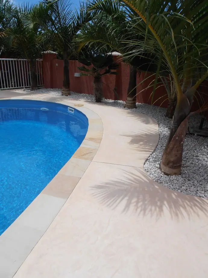 plage de piscine en béton imprimé