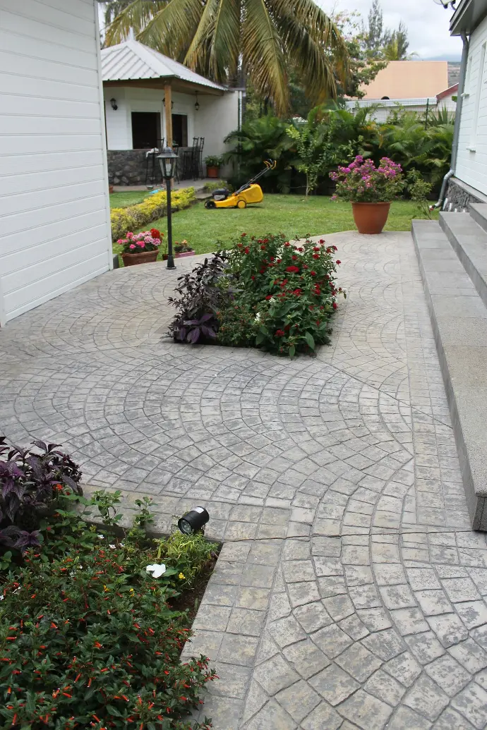 jardin avec partie en béton imprimé